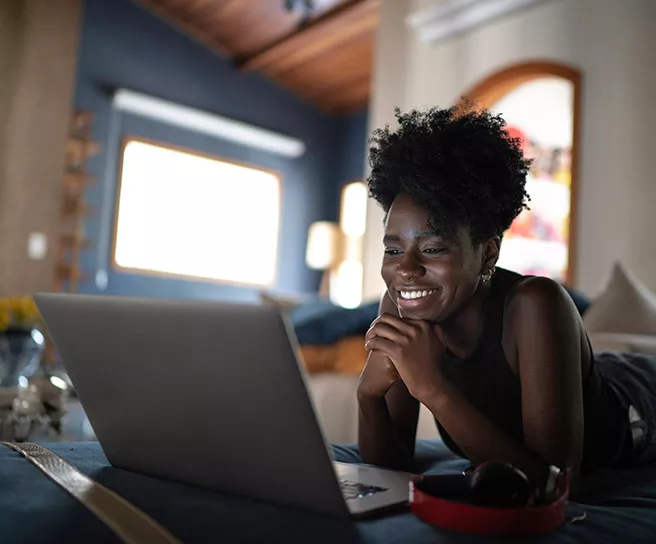 Profissional trabalha feliz em home office