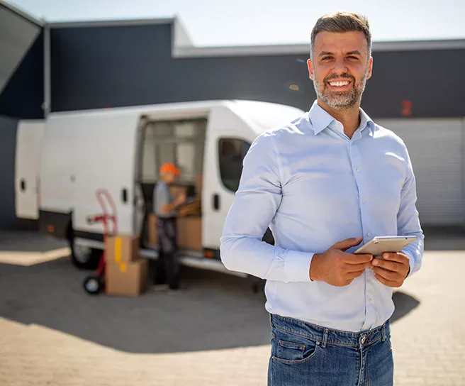 Gestor de frota no pátio de estacionamento das vans da empresa