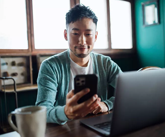 Jovem profissional faz simulação do crédito do trabalhador no celular