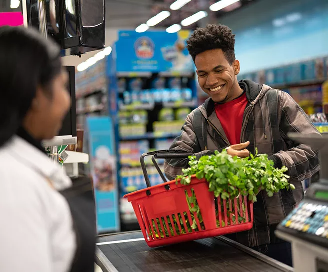 Homem compra as verduras que a nutri pediu no mercado