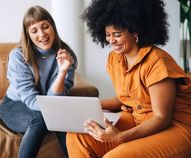 Casal recebe orientações de um advogado do Pluxee Cuida