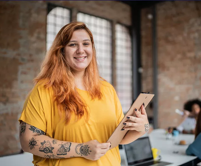 Jovem empreendedora participa de evento em um coworking