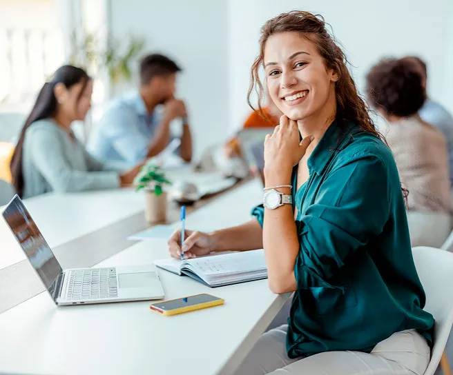 Gerente de RH trabalha com sua equipe