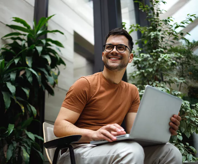 Microempreendedor trabalha em um coworking
