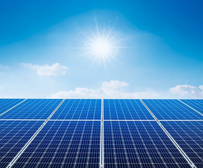 Imagem mostra um painel de energia solar com o Sol ao fundo