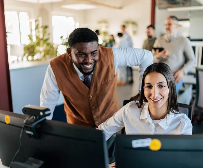 Microempreendedor trabalha em um coworking