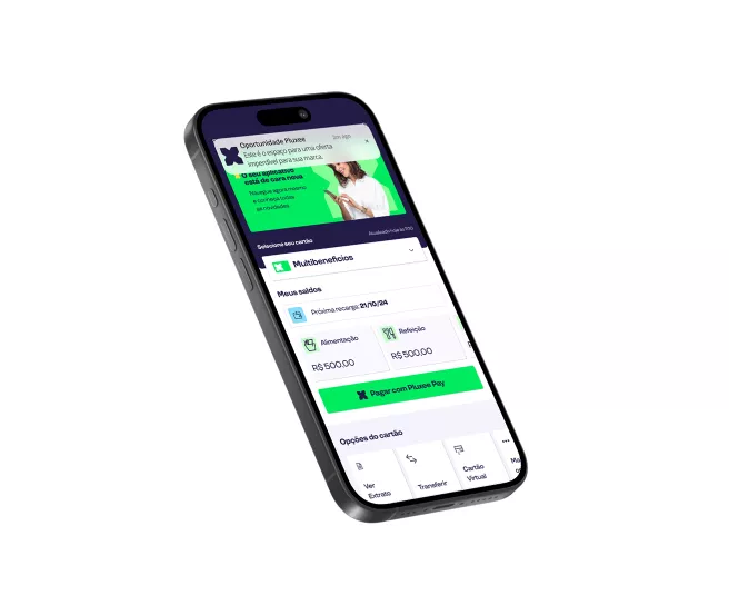 Smartphone mostrando saldo de benefícios, data de recarga e opções como transferir e ver extrato.
