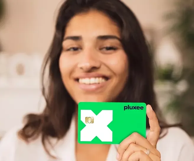 Cartão Pluxee apresentado em primeiro plano para destacar soluções corporativas de Parceiro Comercial Pluxee