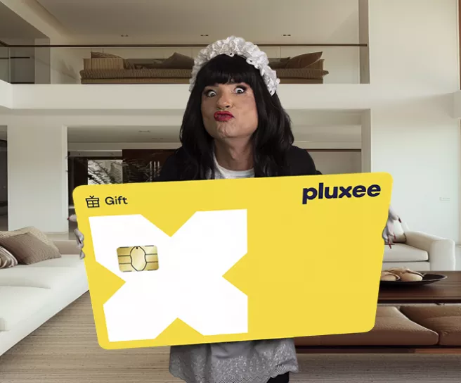 Mulher posa para a foto com um cartão Pluxee Gift gigante