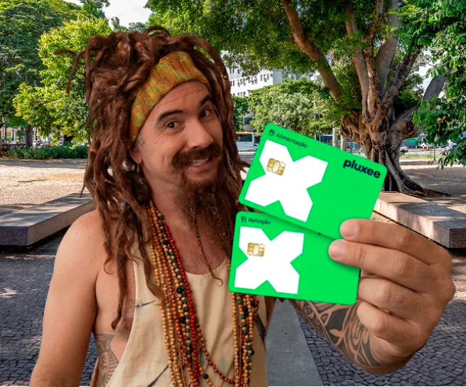 Homem mostra 2 cartões Pluxee Multibenefícios