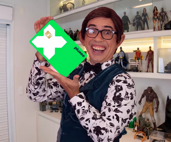Homem posa para a foto com um cartão Pluxee Multibenefícios