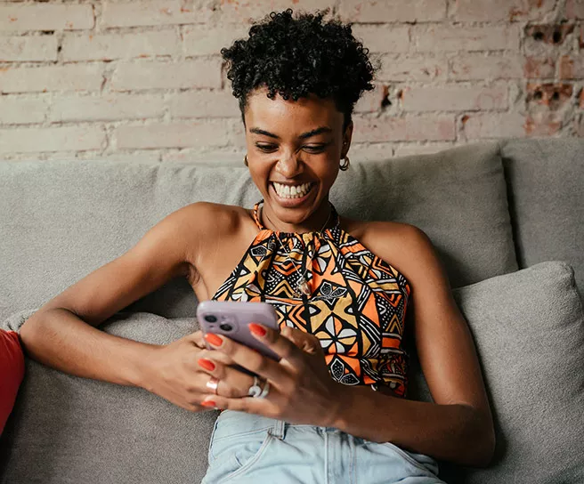 Mulher confere o saldo do benefício no celular