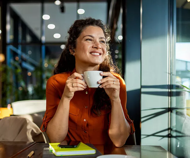 Mulher toma seu café depois de almoçar