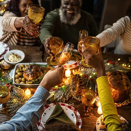 Família brinda durante a ceia de Natal, que foi adquirida com os créditos do vale-presente de Natal