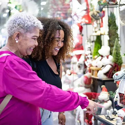 Mãe e filha escolhem itens de decoração de Natal, que vão comprar com vale-compras Pluxee