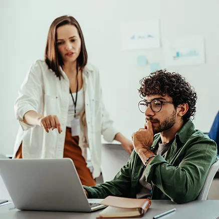 Dupla de profissionais trabalha na gestão de uma universidade
