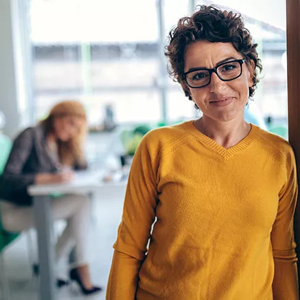 Gestora sorri satisfeita porque tem a gestão centralizada do ponto