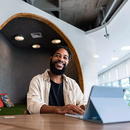 Jovem trabalhador faz suas tarefas no escritório