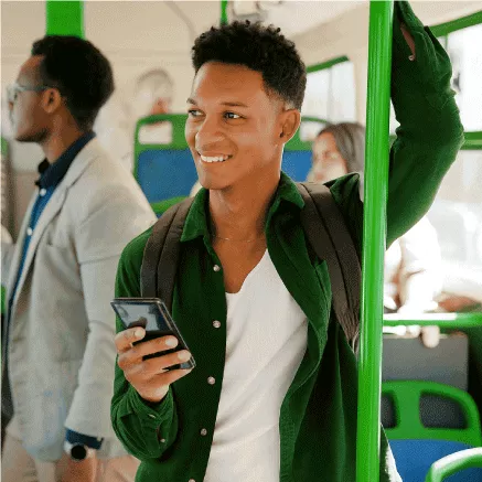 Jovem usa ônibus e paga com Pluxee VT  