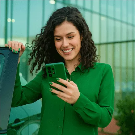 Jovem usa app Pluxee Combustível 