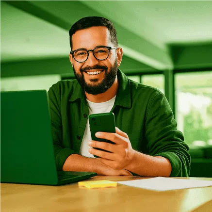 Jovem usa seu app Pluxee mobilidade