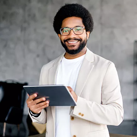 Profissional trabalha no seu tablet