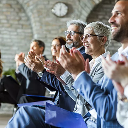 Funcionários aplaudem evento na empresa