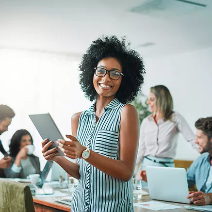 Dona de uma pequena empresa sorri durante reunião com a equipe