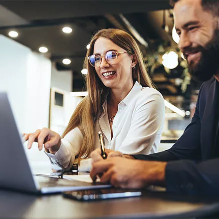 Dois colegas trabalham juntos em um projeto