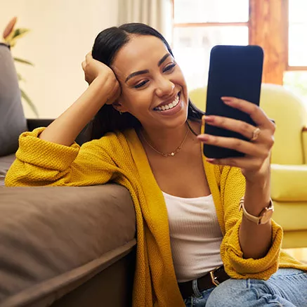 Funcionária acessa saldo do cartão de benefícios no celular