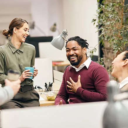 Amigos de trabalho se divertem juntos numa pausa