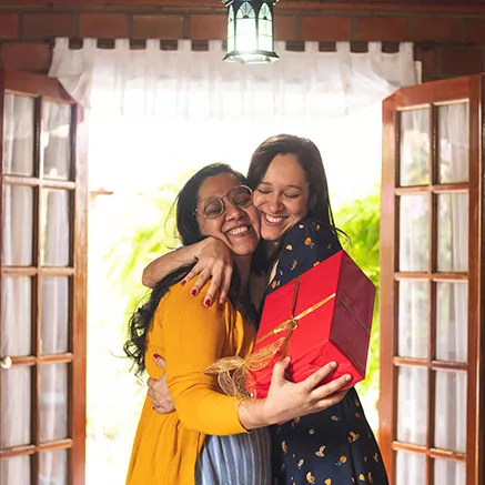 Duas amigas comemoram o Natal juntas