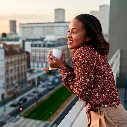 Mulher faz pausa durante dia de trabalho em uma grande empresa