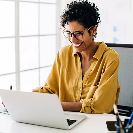 Empreendedora trabalha no notebook