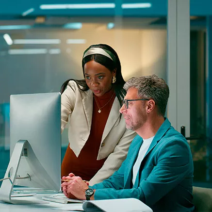 Dois colegas de trabalho discutem insights de um estudo de RH