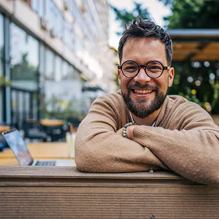 Profissional de RH faz uma pausa no trabalho