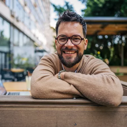 Foto mostra um trabalhador fazendo uma pausa durante o dia