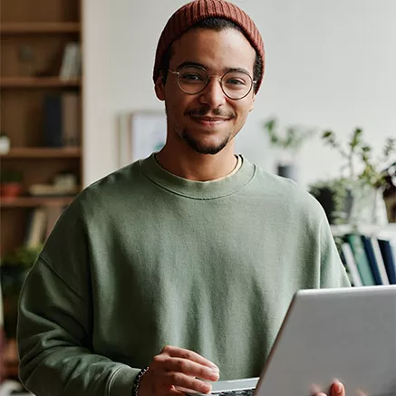 Foto mostra um homem trabalhando no computador