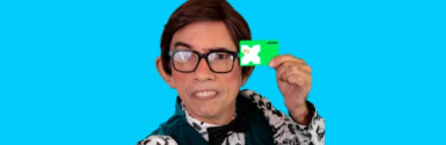 personagens Marco Luque, segurando o cartão pluxee