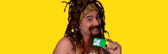 Personagem do humorista Marco Luque, Musta, segurando o cartão Pluxee