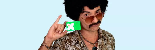 Personagem Marco Luque, Silas Simplesmente, segurando o cartão Pluxee