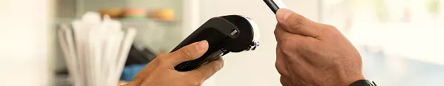 Pagamento por aproximação com celular e maquininha.