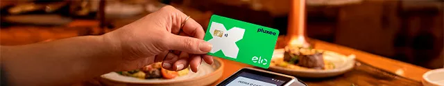 Foto mostra uma pessoa fazendo pagamento por aproximação com Pluxee Elo